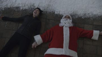Chaqueta negra usada por Pam (Ellie Kemper) como se ve en la película Home Sweet Home Alone 