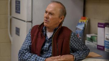 Chaqueta de lana roja usada por el Dr. Samuel Finnix (Michael Keaton) como se ve en los atuendos de la serie de televisión Dopesick (Temporada 1 Episodio 1)