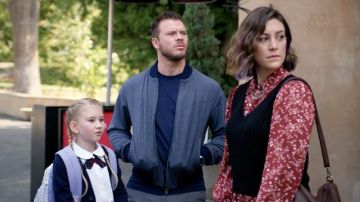 Imprimé Floral Rouge Chemisier Chemise porté par Sarah (Caitlin McGee) comme on le voit dans l'Économie Domestique de la série TV garde-robe (S02E04)