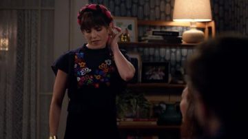 Floral Robe Brodée portée par Marina (Karla Souza) comme on le voit dans l'Économie Domestique séries TV tenues (Saison 2 Épisode 4)