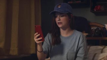 Chien Chapeau Casquette porté par Kristy Thomas (Sophie Grace) comme on le voit dans Le Club des Baby-Sitters (S02E03)