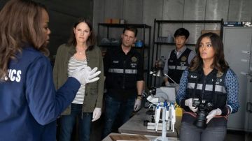 Camisa estampada azul usada por Allie Rajan (Mandeep Dhillon) como se ve en el vestuario de la serie de televisión CSI: Vegas (Temporada 1 Episodio 1)