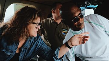 White turtleneck worn by Samuel L. Jackson in Enslaved with Samuel L Jackson