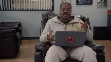 Survêtement porté par Granville 'Mamie' Smith (Marcus Henderson) comme on le voit dans Tacoma FD séries TV tenues (Saison 3 Épisode 1)