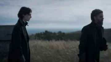 In the wardrobe of the movie Dune: Part One: Paul Atreides (Timothée Chalamet) wears a black coat