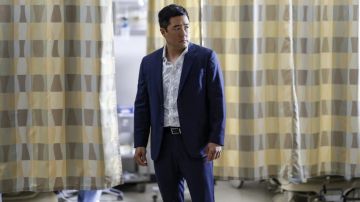 Blanc Boutonné Chemise Imprimée porté par le Détective Gordon Katsumoto (Tim Kang) comme on le voit dans Magnum PI TV show (S04E04)