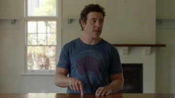 Camiseta de Rude Riders usada por Ben Chigwell (Stephen Peacocke) como se ve en el vestuario del programa de televisión Five Bedrooms (Temporada 2 Episodio 1)