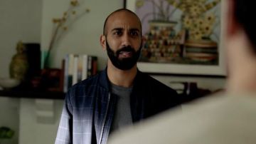 Chaqueta bomber a cuadros usada por Harry Sethi (Roy Joseph) como se ve en el programa de televisión Five Bedrooms (S02E07)