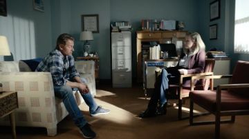 Zapatillas New Balance usadas por el detective Ray Abruzzo (James Badge Dale) como se ve en los atuendos de la serie de televisión Hightown (Temporada 2 Episodio 1)