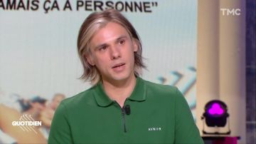 Le polo vert Avnier porté par Orelsan dans l'émission Quotidien