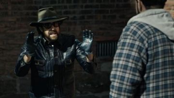 Veste en cuir bleu marine portée par Harry Keshegian (Adam Goldberg) comme on le voit dans Les tenues de la série télévisée Equalizer (Saison 2 Épisode 2)