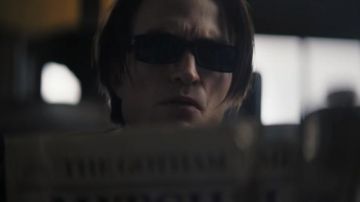 Delgadas gafas de sol negras usadas por Bruce Wayne / Batman (Robert Pattinson) como se ve en la película The Batman