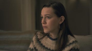 Suéter a rayas usado por Nell Crain (Victoria Pedretti) como se ve en los trajes de la serie de televisión The Haunting of Hill House (S01E02)