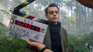 Cardigan usado por Lyutsifer Safin (Rami Malek) como se ve en el set de No Time to Die