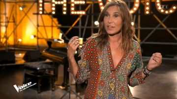 La blusa estampada usada por Zazie en The Voice All Stars el 16 de octubre de 2021