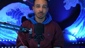 Le pull YOKO porté par Matsu dans la vidéo YouTube J’AI LOUÉ UNE VILLA À 1 MILLION (Au Costa Rica et c’est incroyable)