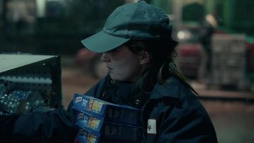 Gorra Utility Hat usada por Betsy Mallum (Kaitlyn Dever) como se ve en los atuendos de la serie de televisión Dopesick (Temporada 1 Episodio 4)