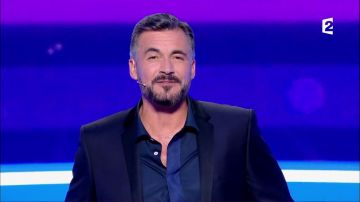La chemise bleue marine portée par Olivier Minne dans l'émission Tout le monde à son mot à dire