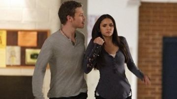 Crochet violet henley porté par Elena Gilbert (Nina Dobrev) comme on le voit dans The Vampire Diaries série TV garde-robe (Saison 3 Épisode 5)