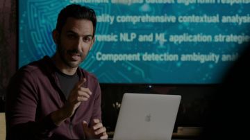 Bourgogne Hoodie porté par Aram Mojtabai (Amir Arison) comme on le voit dans La Liste Noire de l'émission de télévision garde-robe (S09E01)
