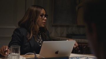 Collar de perlas usado por Lisa Arthur (Sanaa Lathan) como se ve en los atuendos de la serie de televisión Succession (S03E02)