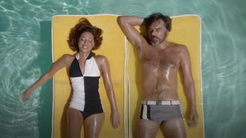 Gris ceinturé Maillot de Bain porté par Amahl Farouk (Navid Negahban) dans Legion série TV garde-robe (Saison 2 Épisode 1)