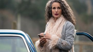 Brodé de Fourrure de Bohème Frange Manteau porté par Paula (Andie MacDowell) comme on le voit dans la Bonne (S01E03)