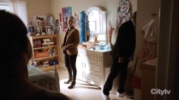 Baskets blanches portées par Odafin Tutuola (Ice-T) comme on le voit dans Law &amp; Order: Special Victims Unit TV show garde-robe (S23E06)