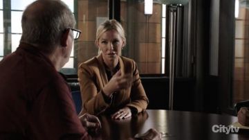 Blazer marron porté par Amanda Rollins (Kelli Giddish) comme on le voit dans Law &amp; Order: Special Victims Unit TV show tenues (S23E06)