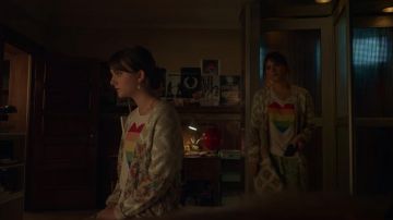 Cardigan beige with geometric patterns of Kinsey Locke (Emilia Jones) in Locke &amp; Key (S02E01)