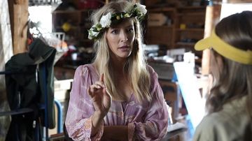 Robe imprimée rose portée par Lidia Bennett (Jennifer Finnigan) comme on le voit dans les tenues de l'émission de télévision Moonshine (Saison 1 Épisode 2)