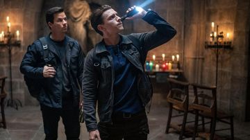 Chaqueta de cremallera de mezclilla usada por Nathan Drake (Tom Holland) como se ve en los atuendos de las películas de Uncharted