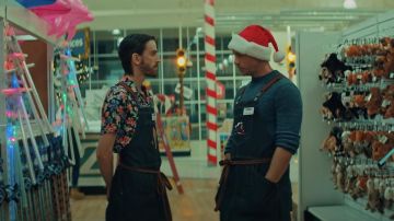 Chemise imprimée florale portée par Chris (Ryan Lee) comme on le voit dans les tenues du film Black Friday
