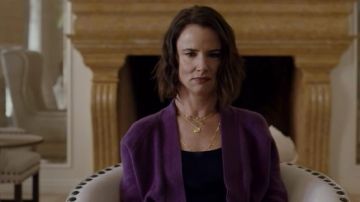 Cárdigan púrpura usado por Natalie (Juliette Lewis) como se ve en los atuendos de la serie de televisión Yellowjackets (Temporada 1)
