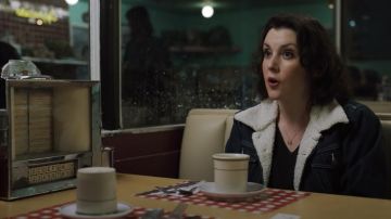 Chaqueta Sherpa de mezclilla usada por Shauna Sheridan (Melanie Lynskey) como se ve en el vestuario del programa de televisión Yellowjackets (Temporada 1)