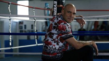 Camisa con estampado floral usada por Albi Briscu (Vinnie Jones) como se ve en los atuendos de la serie de televisión Law & Order: Organized Crime (S02E06)