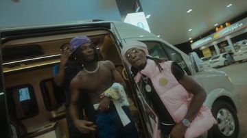 La doudoune sans manche Moncler rose saumon de Kodes dans son clip GHINI GHINI feat. ZOLA