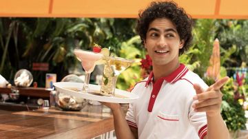 Polo blanco y rojo usado por Máximo Gallardo (Enrique Arrizon) como se ve en el vestuario de la serie de televisión Acapulco (Temporada 1 Episodio 6)