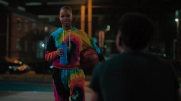 Ralph Lauren tie and dye jogger pantalon et sweat à capuche porté par une actrice comme on le voit dans Swagger TV show garde-robe (Saison 1 Épisode 2)