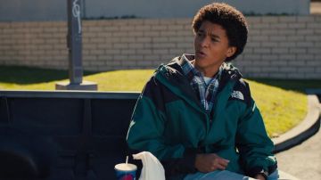 La chaqueta verde north face usada por el joven Colin Kaepernick (Jaden Michael) como se ve en Colin en trajes de series de televisión en blanco y negro (S01E04)
