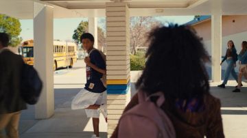 Zapatillas blancas Reebok usadas por el joven Colin Kaepernick (Jaden Michael) como se ve en el programa de televisión Colin in Black & White (S01E05)
