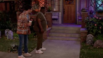 New Balance Baskets Blanches portées par Calvin (Cedric the Entertainer) comme on le voit dans L'émission de Télévision de Quartier (S04E06)