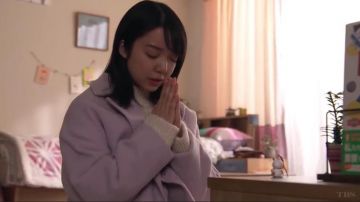 Le manteau violet de Nanase Sakura (Mone Kamishiraishi) dans la série Koi Wa Tsuzuku Yo Dokomade Mo (S01E09)