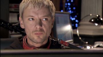Collier rouge avec plomb porté par Le Maître (John Simm) comme on le voit dans les tenues de la série télévisée Doctor Who (Saison 4)