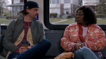 Veste florale portée par Ogechi (Kimberly Scott) comme on le voit dans Bob Hearts Abishola série TV garde-robe (Saison 3 Épisode 6)