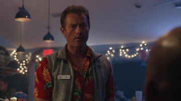 Camisa floral roja hawaiana usada por el detective Ray Abruzzo (James Badge Dale) como se ve en los atuendos de la serie de televisión Hightown (S02E03)