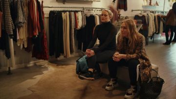 Zapatillas negras usadas por Julia Perkins (Teri Polo) como se ve en el vestuario del programa de televisión The Big Leap (Temporada 1 Episodio 7)