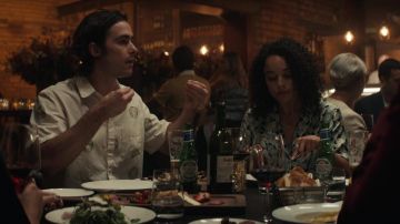 Camisa blanca impresa usada por Yorick Brown (Ben Schnetzer) como se ve en los atuendos del programa de televisión Y: The Last Man (Temporada 1 Episodio 10)