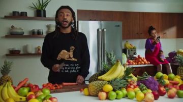 Le pull en coton porté par Aminé dans son clip Charmander