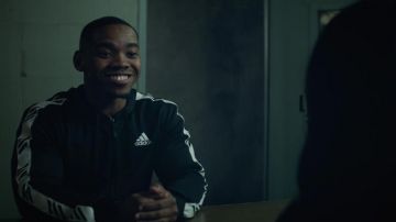 Noir Adidas Track Jacket porté par Cyborg (Joivan Wade) comme on le voit dans Doom Patrol TV show garde-robe (Saison 3 Épisode 9)